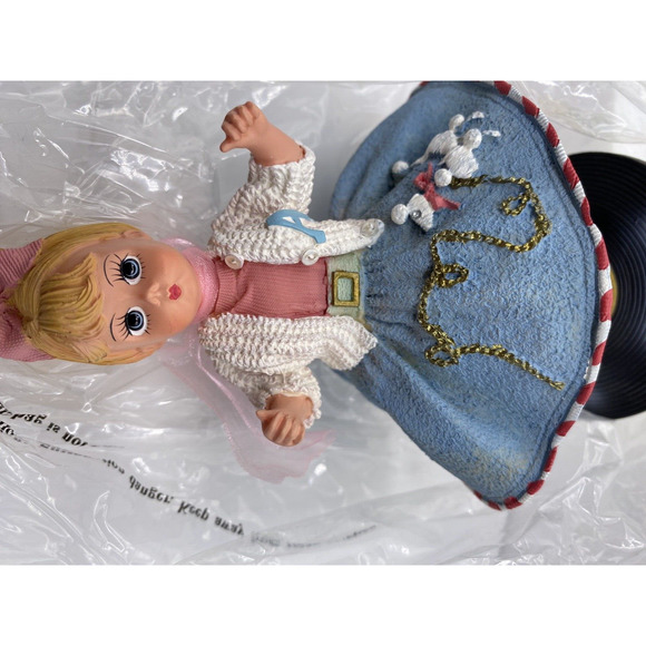Madame Alexander "1950 Sock Hop" Poodle Skirt Circa 2000 Figurine NIB COA 90650 - Picture 3 of 15